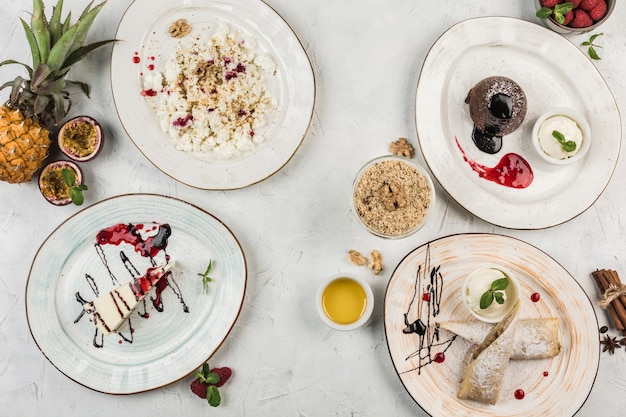 Zestaw talerzy z daniami